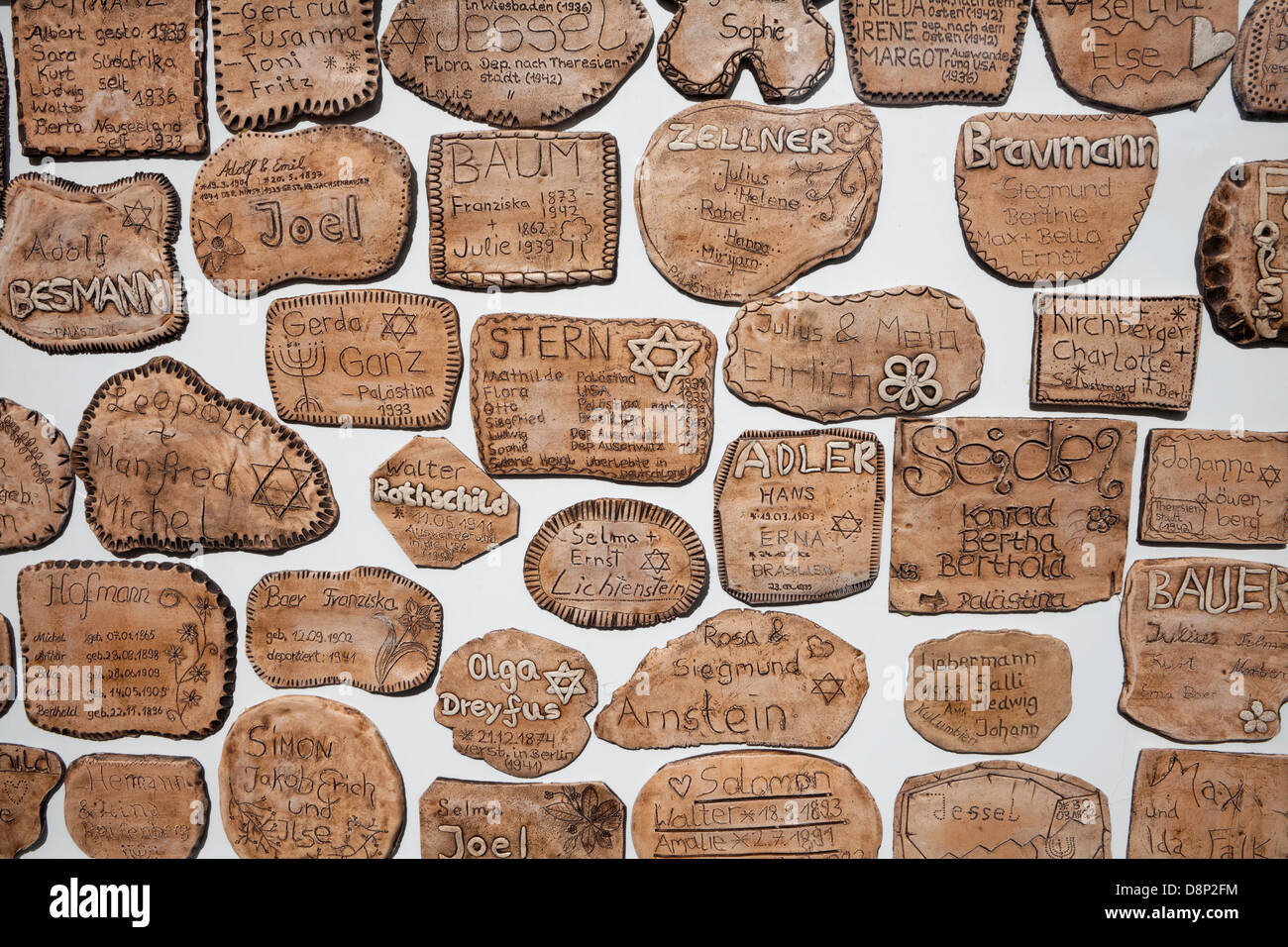 Tavolette di argilla con i nomi di ebrei di Weilburg, 1918 - 1945, Weilburg an der Lahn, Hesse, Germania, Europa Foto Stock