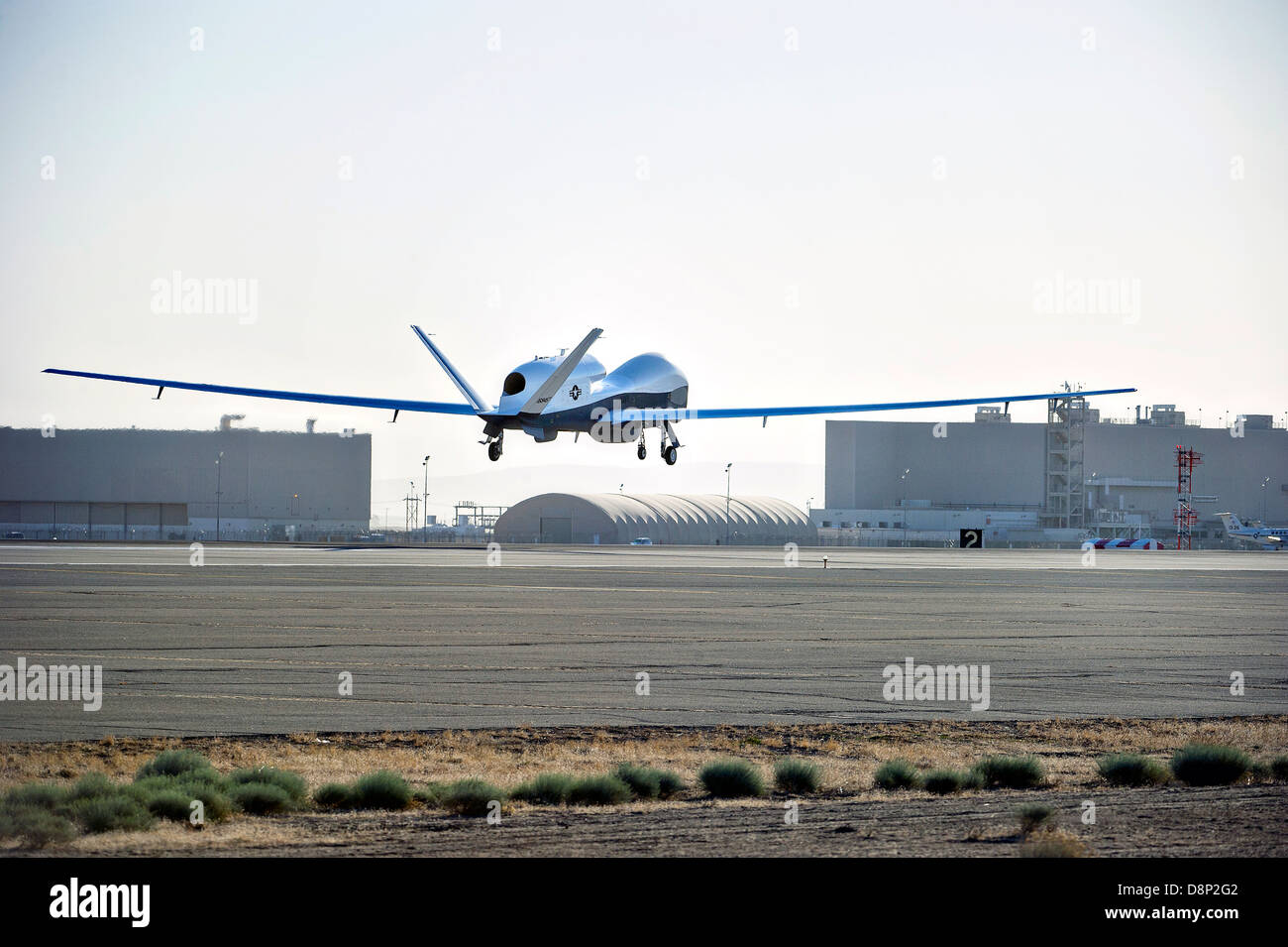 Northrop Grumman MQ-4C Triton drone sulla prima prova di volo effettua un atterraggio Aprile 22, 2013 a Palmdale, CA. Il Triton è stato appositamente progettato per volare missioni di sorveglianza fino a 24 ore ad altitudini di più di dieci miglia, consentendo la copertura fuori a 2.000 miglia nautiche. Il sistema advanced suite di sensori in grado di rilevare e classificare automaticamente i diversi tipi di navi. Foto Stock