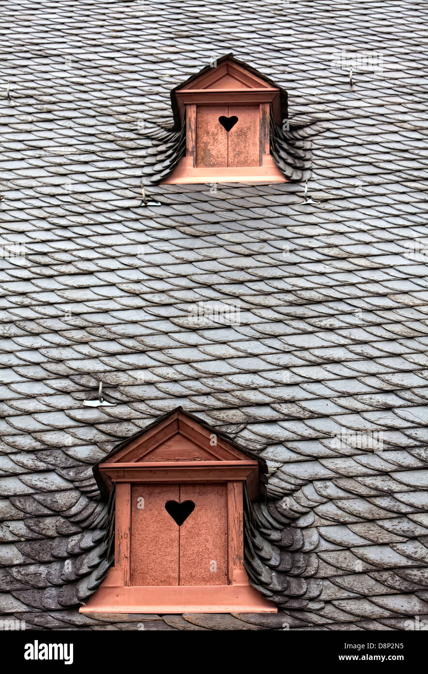 Dormer in un tetto di ardesia, ante con cuore, Germania, Europa Foto Stock