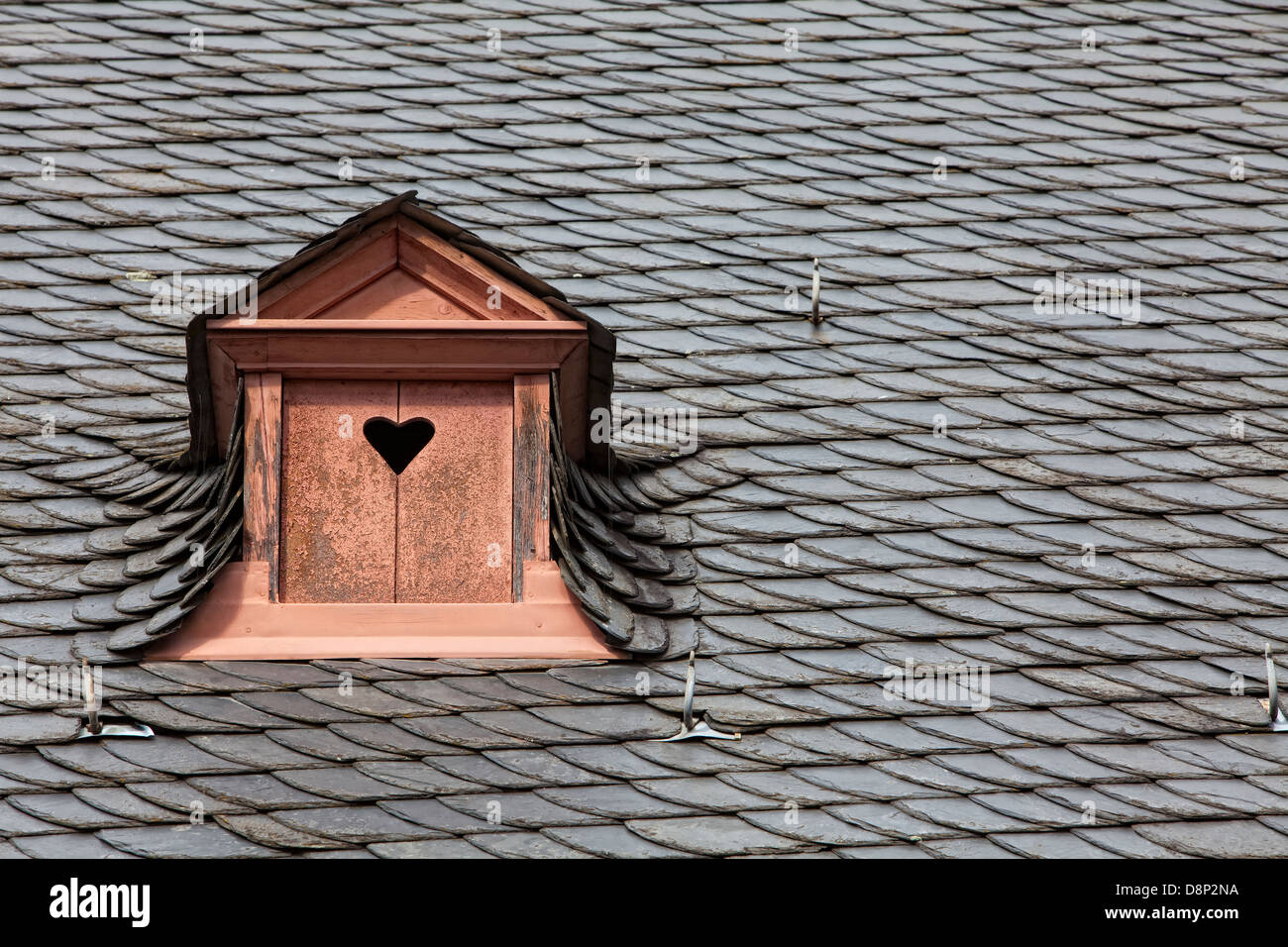 Dormer in un tetto di ardesia, ante con cuore, Germania, Europa Foto Stock
