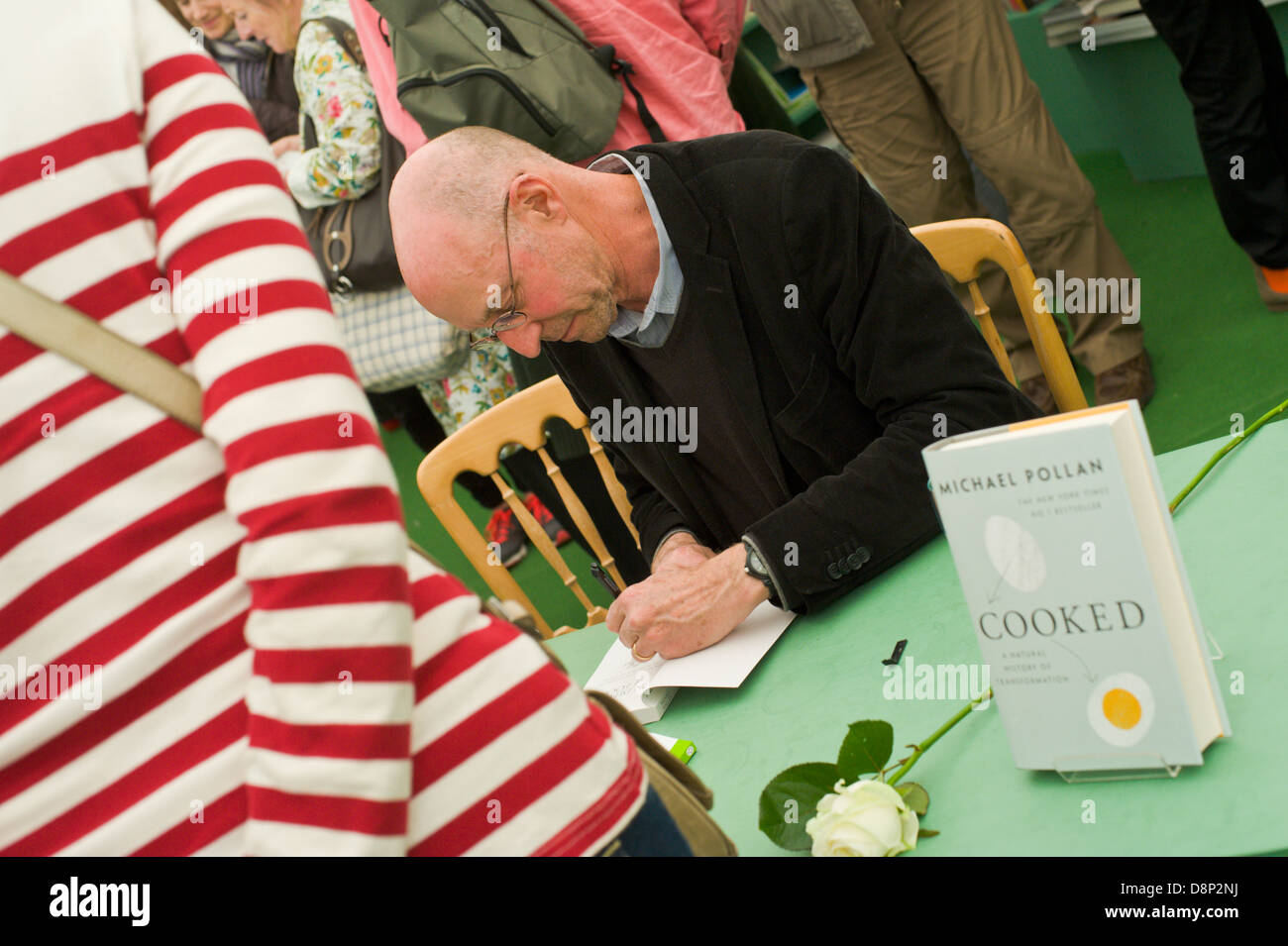 Michael Pollan American food autore e giornalista nella foto libro firma a Hay Festival 2013 Hay on Wye Powys Wales UK Foto Stock