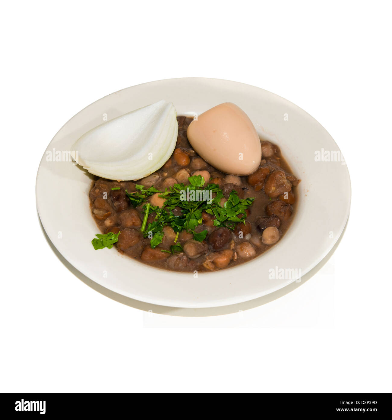 Ful medames un egiziano prima colazione piatto di cottura faba beans mangiato con pane o pita e cipolla spesso servito con uovo sodo Foto Stock