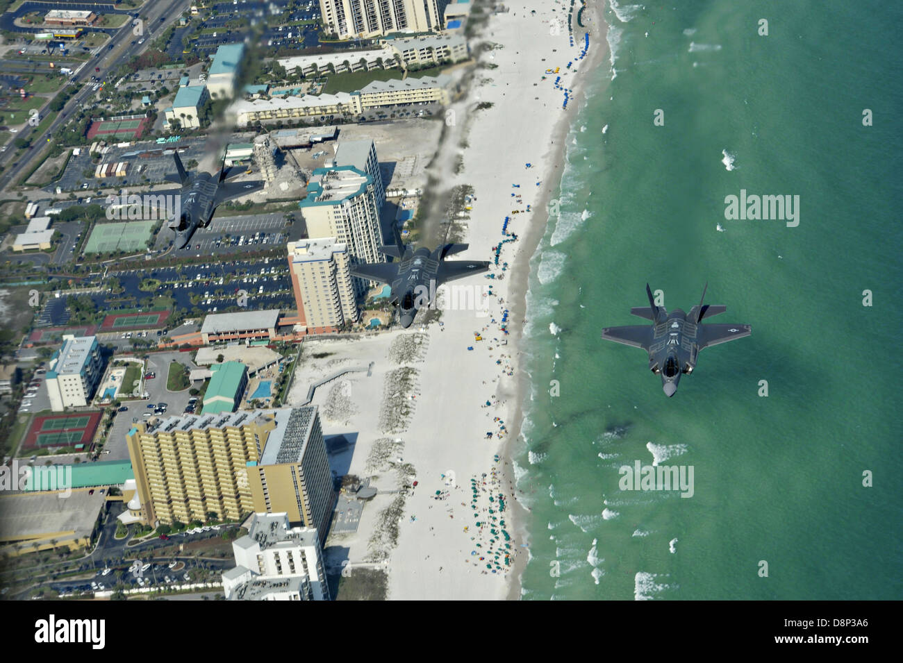 US Air Force F-35un fulmine II stealth fighter aeromobile assegnati alla 58th Fighter Squadron a Eglin Air Force Base di sorvolare la costa 16 Maggio 2013 a Fort Walton Beach, FL. Foto Stock