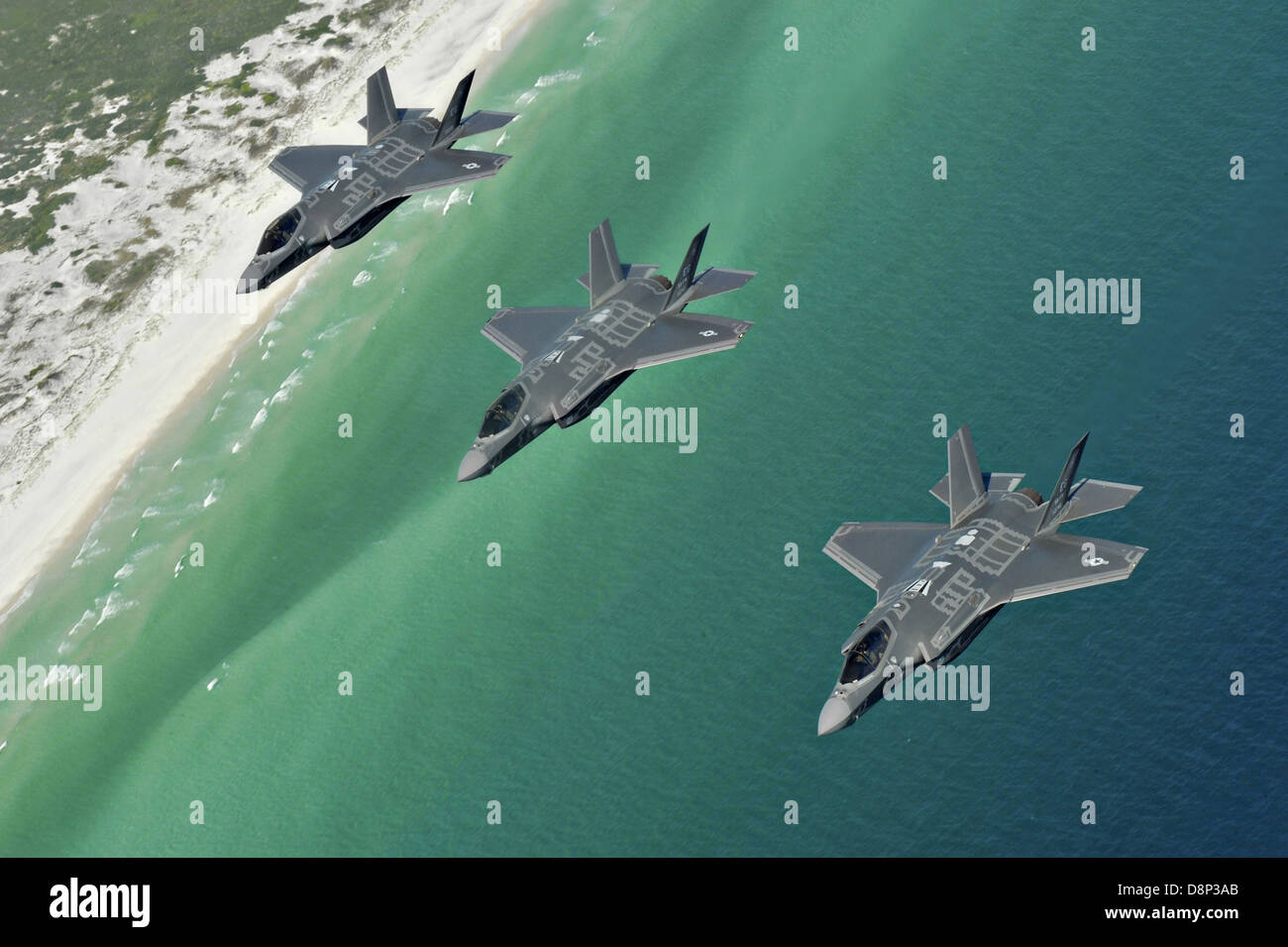 US Air Force F-35un fulmine II stealth fighter aeromobile assegnati alla 58th Fighter Squadron a Eglin Air Force Base di sorvolare la costa 16 Maggio 2013 a Fort Walton Beach, FL. Foto Stock