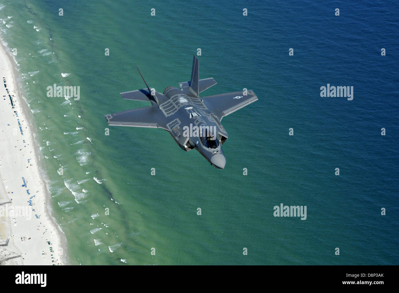 US Air Force F-35un fulmine II stealth fighter aeromobile assegnati alla 58th Fighter Squadron a Eglin Air Force Base di sorvolare la costa 16 Maggio 2013 a Fort Walton Beach, FL. Foto Stock