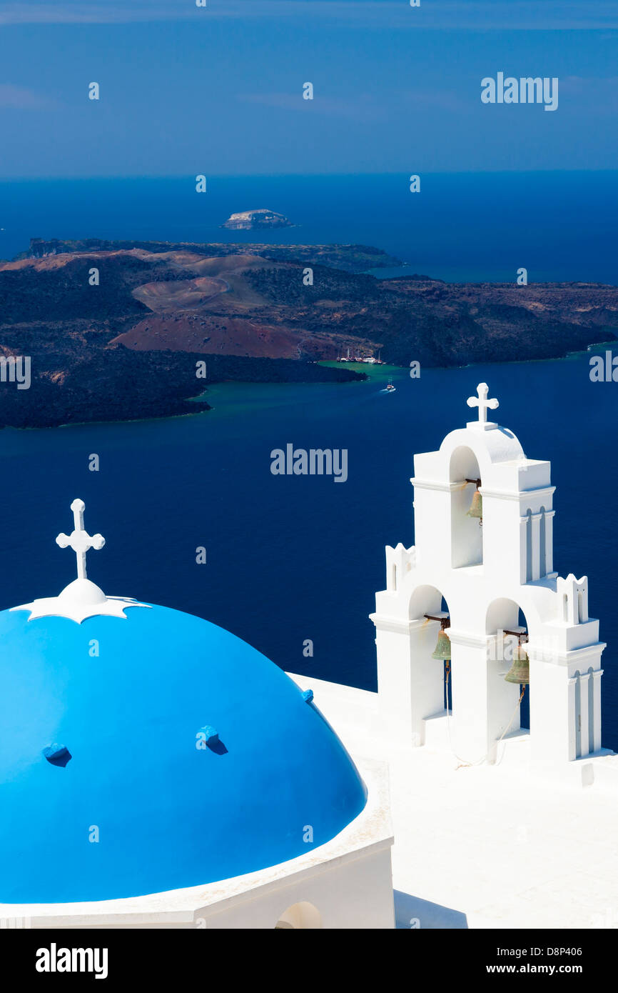 Cupola blu chiesa a Firostefani vicino a Fira a Thira isola Santorini Grecia Foto Stock