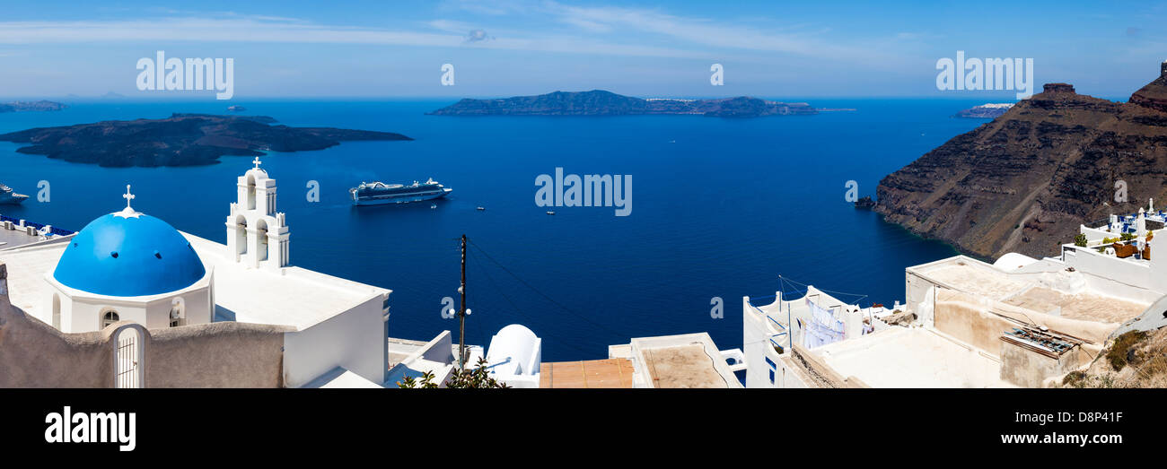 Cupola blu chiesa a Firostefani vicino a Fira a Thira isola Santorini Grecia Foto Stock