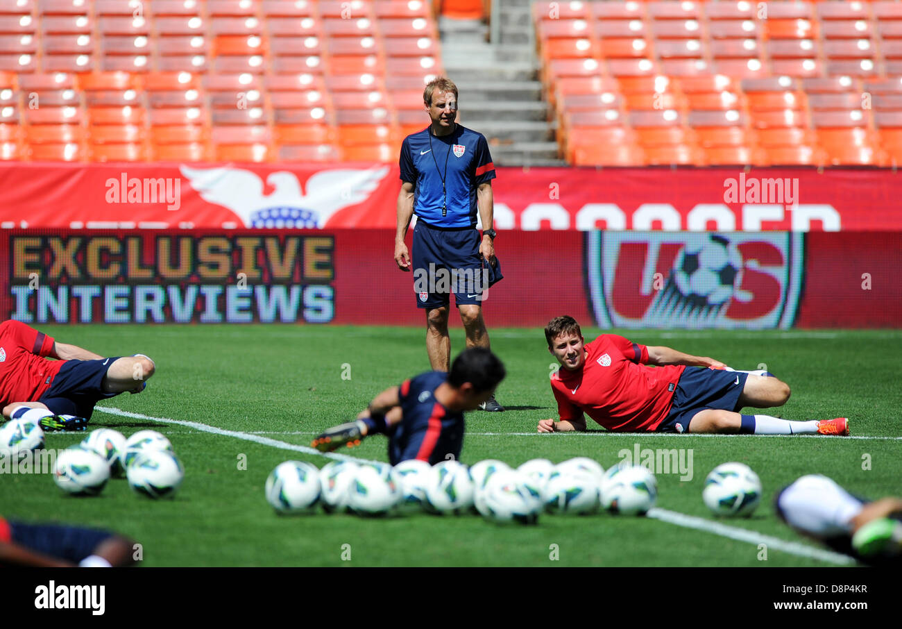 Coach Juergen Klinsmann osserva la formazione finale di U.S. National Soccer team in Robert F. Kennedy Memorial Staion in Washingtonm USA, 01 giugno 2013. Versione di prova corrispondono tra la Germania e gli Stati Uniti ha luogo il 02 giugno 2013. Foto: Thomas Eisenhuth Foto Stock