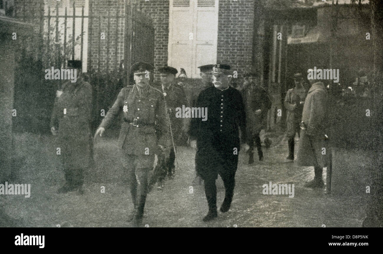 Il generale Sir Douglas Haig (a sinistra), comandante delle forze britanniche in Francia e Belgio durante la prima guerra mondiale, e il generale francese Joffre, comandante supremo degli eserciti francesi. Nel dicembre del 1916, Joffre è stato reso Maresciallo di Francia. Foto Stock