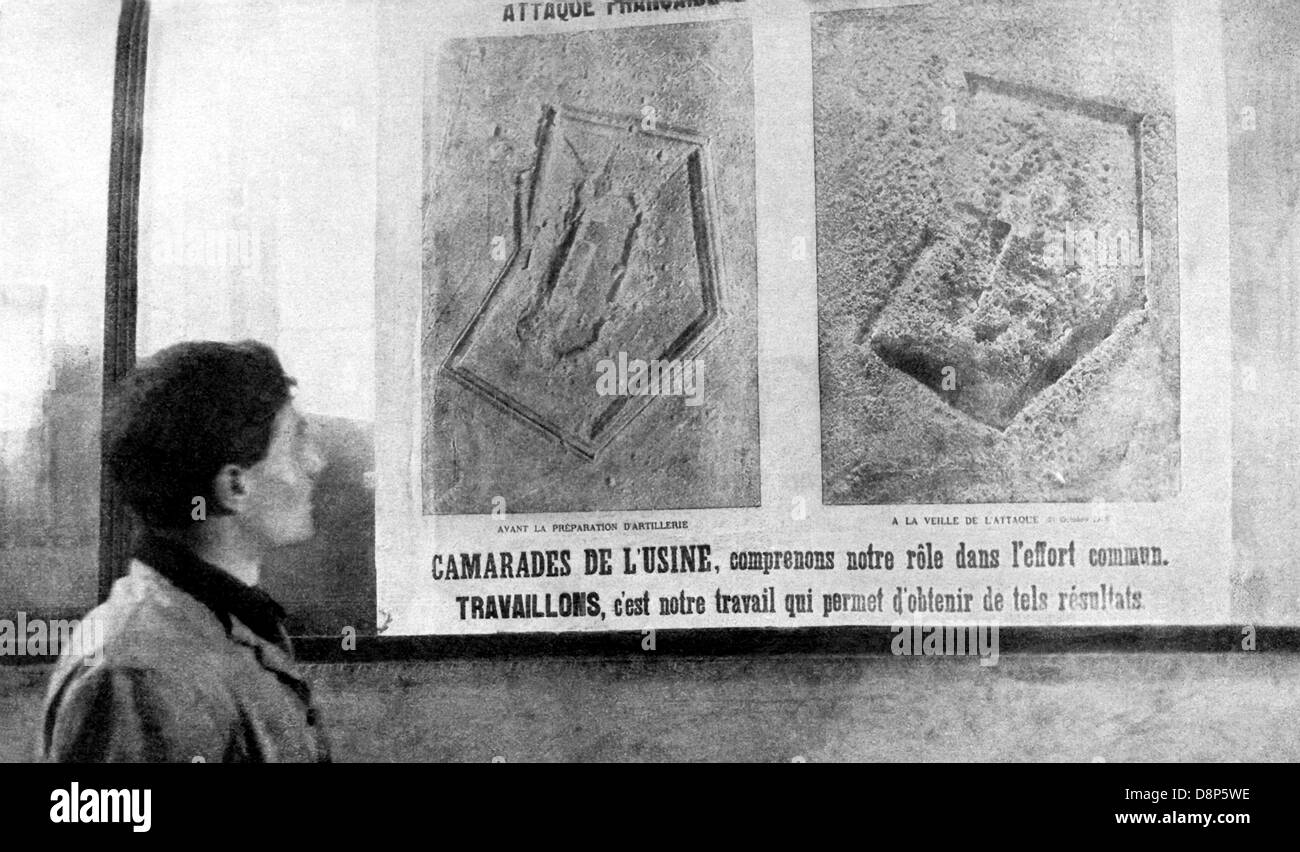 Questo avviso è stato pubblicato nel 1917, durante la prima guerra mondiale, in opere di munizioni francesi per ordine del Ministro delle munizioni. Contiene le immagini di Am Aviator di Fort Douaumont prima e dopo il bombardamento di artiglieria e dimostra l'importanza di immense forniture di munizioni. Foto Stock