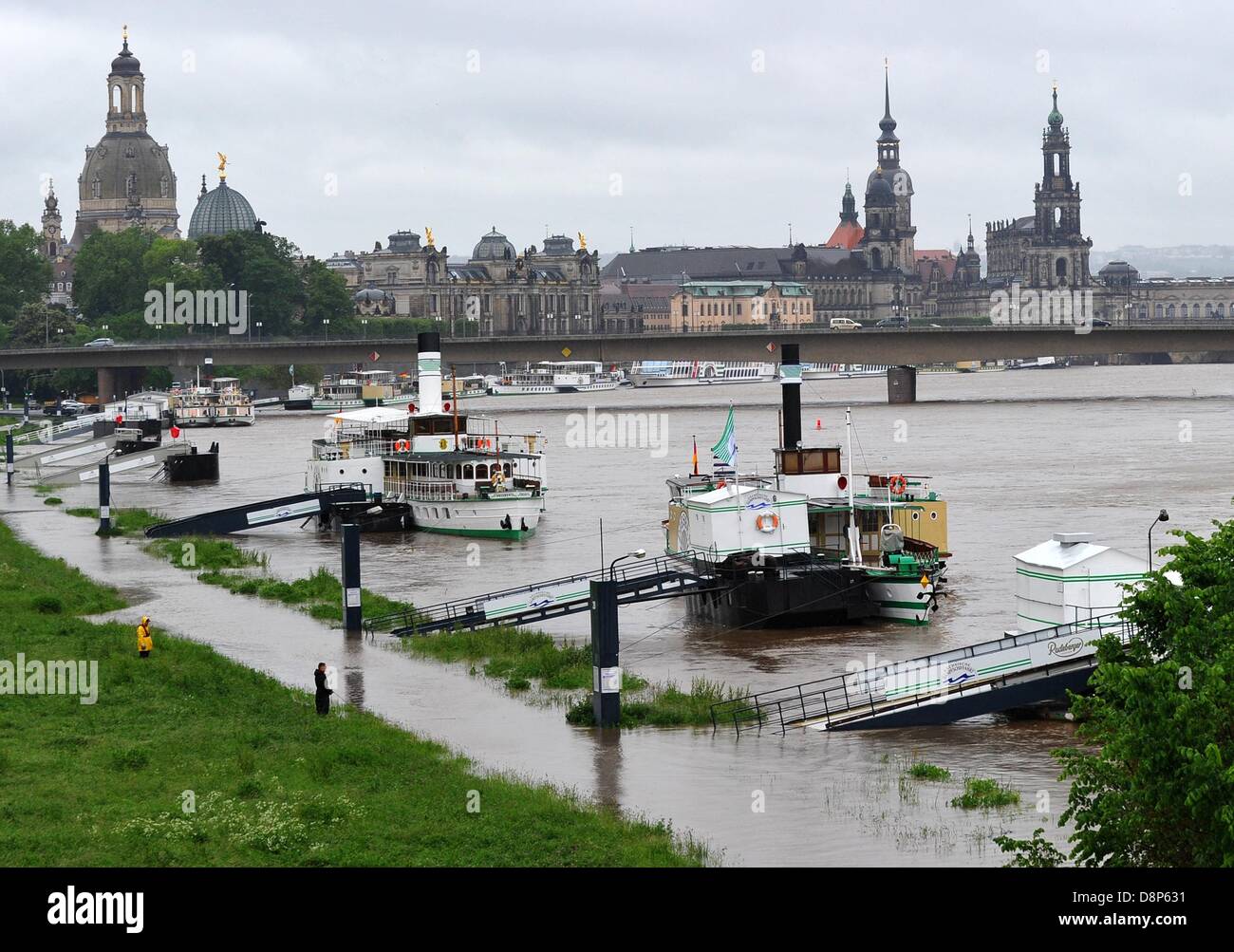 Dresden, Germania. 2 Giugno, 2013. Piroscafi storici si trovano presso la banca inondate di Elba a Dresda, Germania, 02 giugno 2013. Non vi è alcun trasporto fluviale sul fiume Elba, il livello di allarme è messo su 3. Foto: MATTHIAS HIEKEL/dpa/Alamy Live News Foto Stock