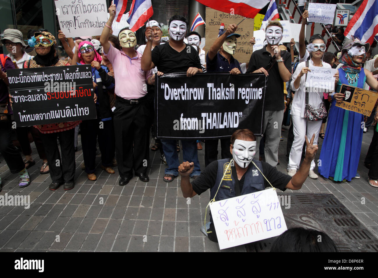 Bangkok, Tailandia. 2 Giugno 2013. Circa 300 persone che indossano la maschera di Guy Fawkes dal film ''V per Vendetta " rally da Central World shopping mall passando attraverso il Siam Paragon e Siam Centre di Bangkok di centro di arte e cultura , contro il Yingluck Shinawatra di governo . Essi sostengono che Yingluck agisce come un fantoccio per il suo fratello, ex primo ministro Thaksin Shinawatra ha . Credito: Piti un Sahakorn/Alamy Live News Foto Stock