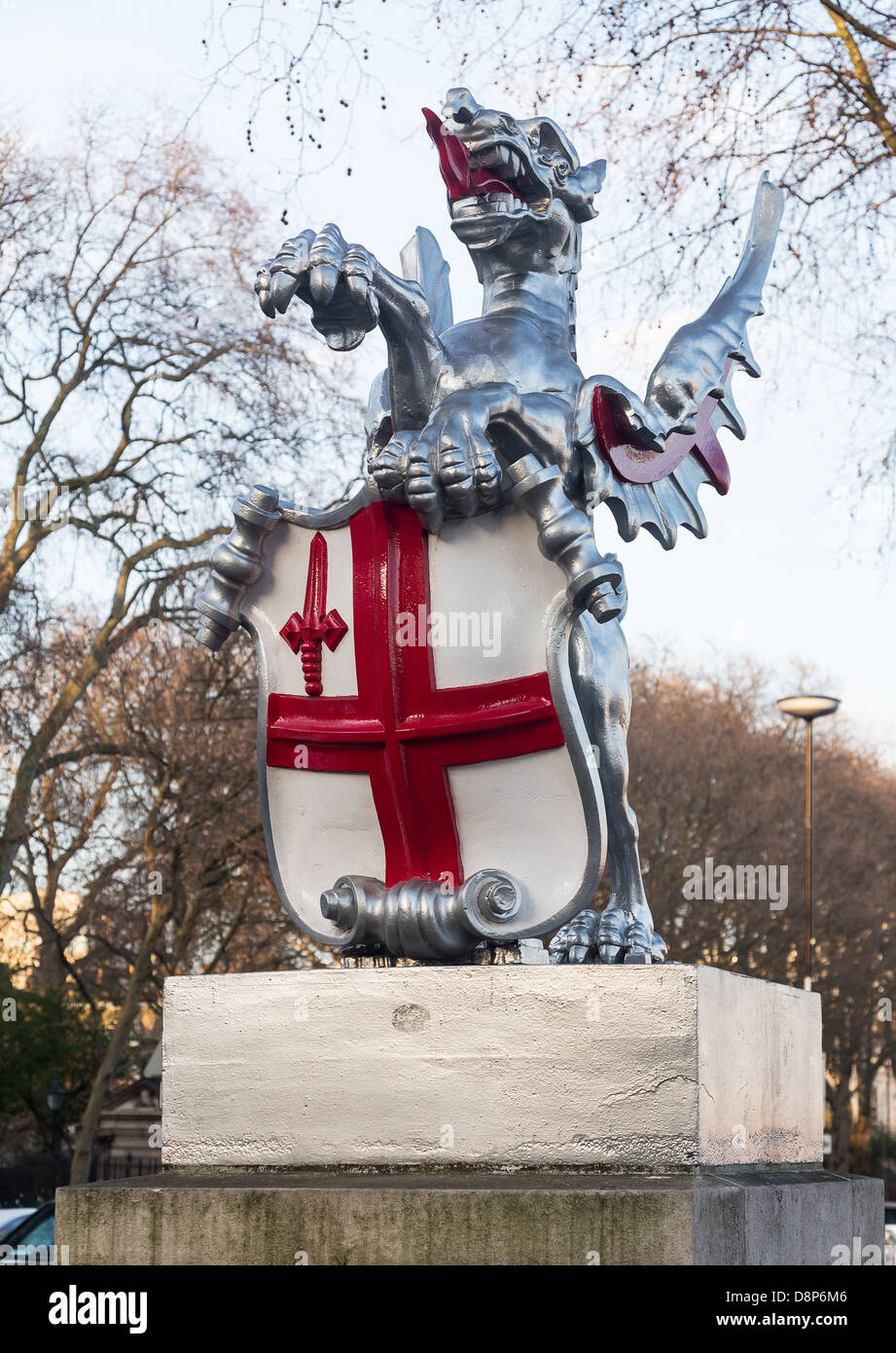 Dragon con croce rossa sullo scudo che segna il confine della città di Londra in Inghilterra da strada Foto Stock