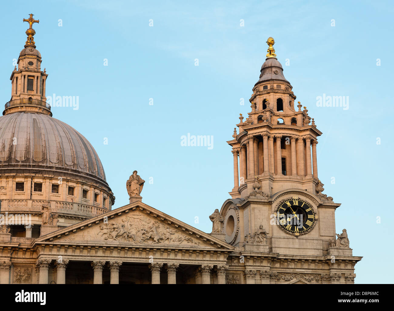 Fronte ovest della cattedrale di San Paolo a Londra Inghilterra al tramonto quando il sole è basso nel cielo. Foto Stock