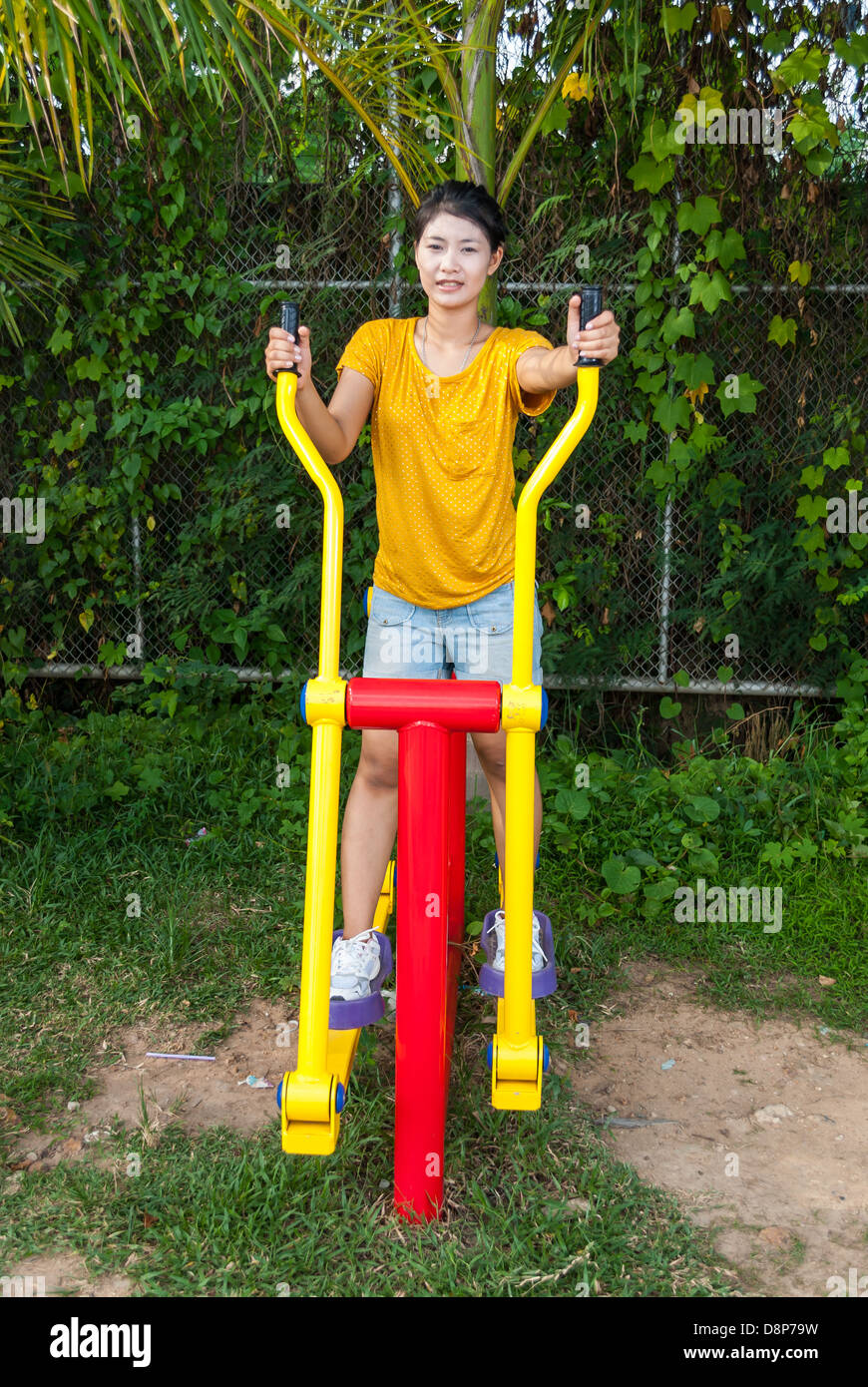 Asian Thai Ragazza con macchina ginnica nel parco pubblico. Foto Stock