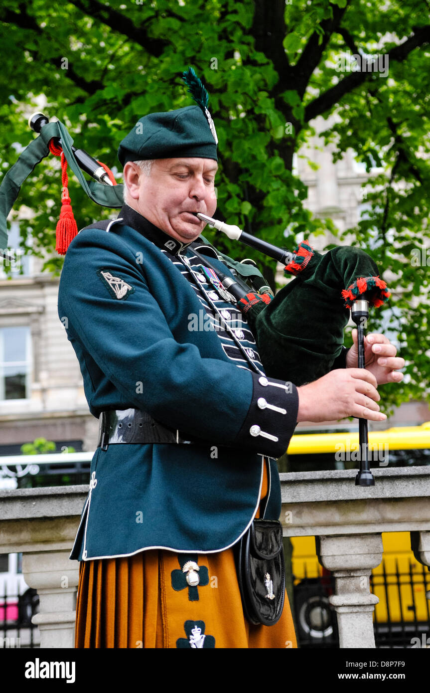 2 giugno 2013, Belfast, Irlanda del Nord. Un piper svolge un lamento su baghèt a Belfast City Hall, per commemorare gli uomini e le donne che hanno servito sotto il UDR durante i guai. Foto Stock