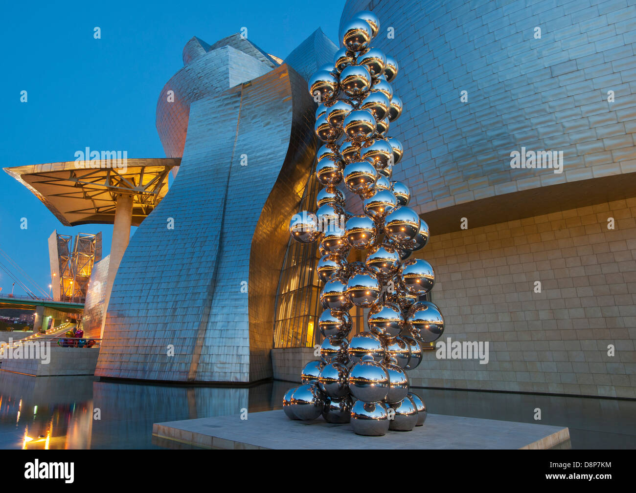 'Tall Tree & l'occhio' scultura di Anish Kapoor, 2009, Museo Guggenheim, Bilbao, Spagna, Architetto : Frank Gehry Foto Stock