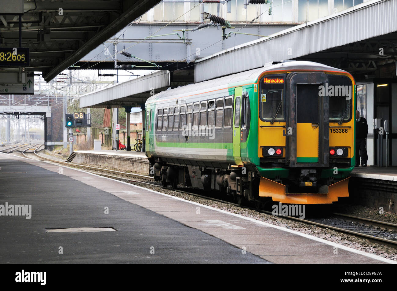 Un locale per il treno dei pendolari azionato da Londra Midland treni pronto alla partenza Nuneaton stazione. Foto Stock