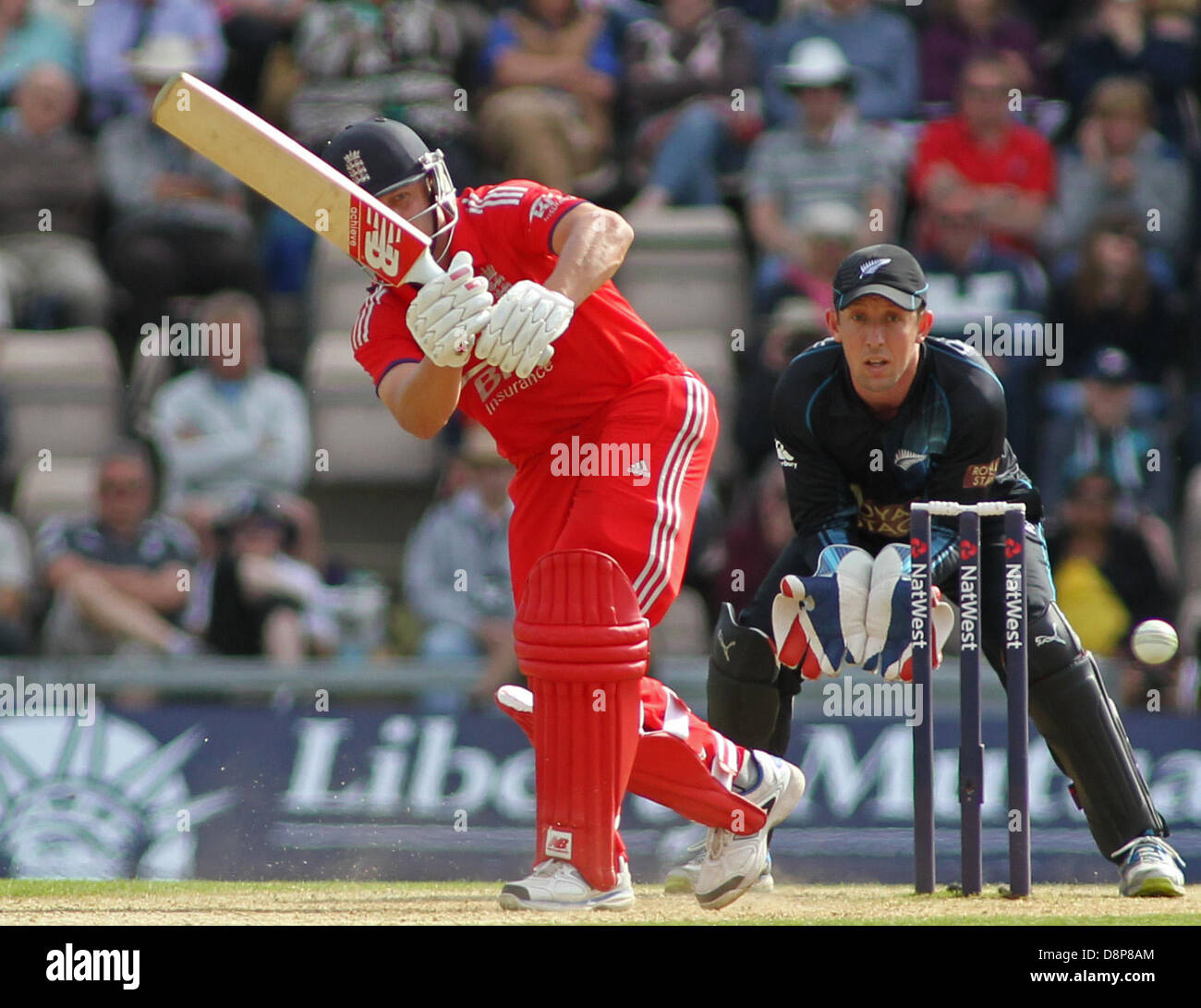 SOUTHAMPTON, Inghilterra - Giugno 02: Inghilterra del Jonathan Trott e Nuova Zelanda Luca Ronchi durante la seconda Nat West una giornata internazionale della partita di cricket tra Inghilterra e Nuova Zelanda al Lords Cricket Ground su Giugno 02, 2013 a Londra, Inghilterra, (foto di Mitchell Gunn/ESPA) Foto Stock