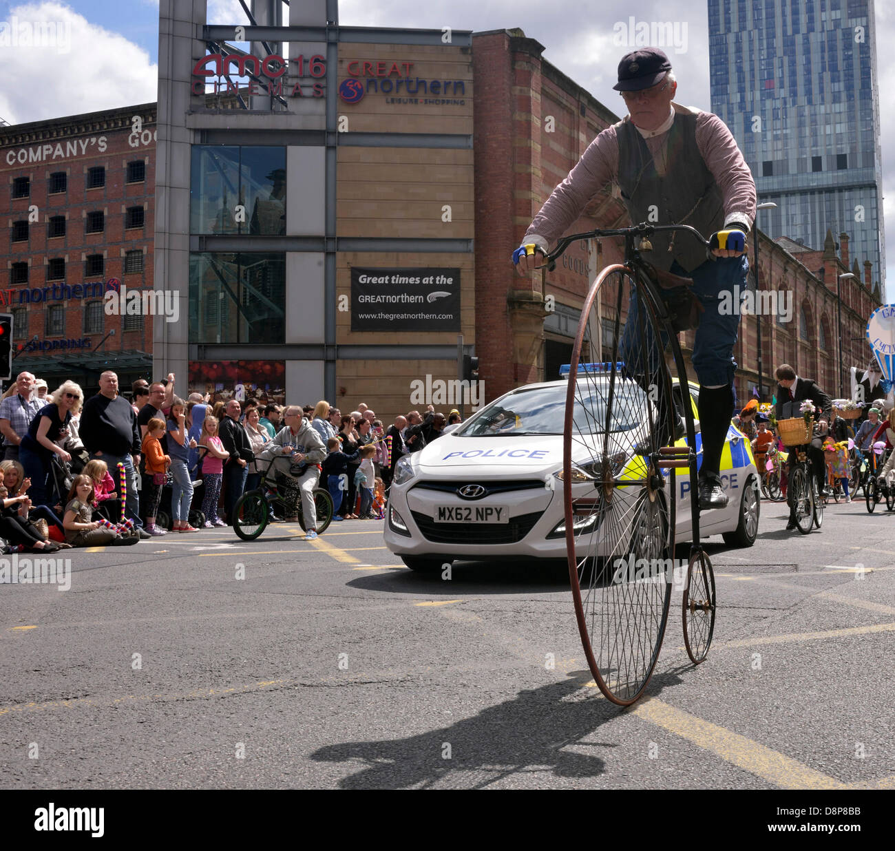 Manchester, Regno Unito. 2 Giugno, 2013. Un uomo che cavalca un penny farthing bicicletta nella quarta Manchester annuale parata del giorno. Migliaia di spettatori guarda il quarto Manchester annuale parata del giorno, come 130 gruppi di comunità, molti in costume, sfilata attraverso il centro della citta'. Credito: Giovanni friggitrice/Alamy Live News Foto Stock