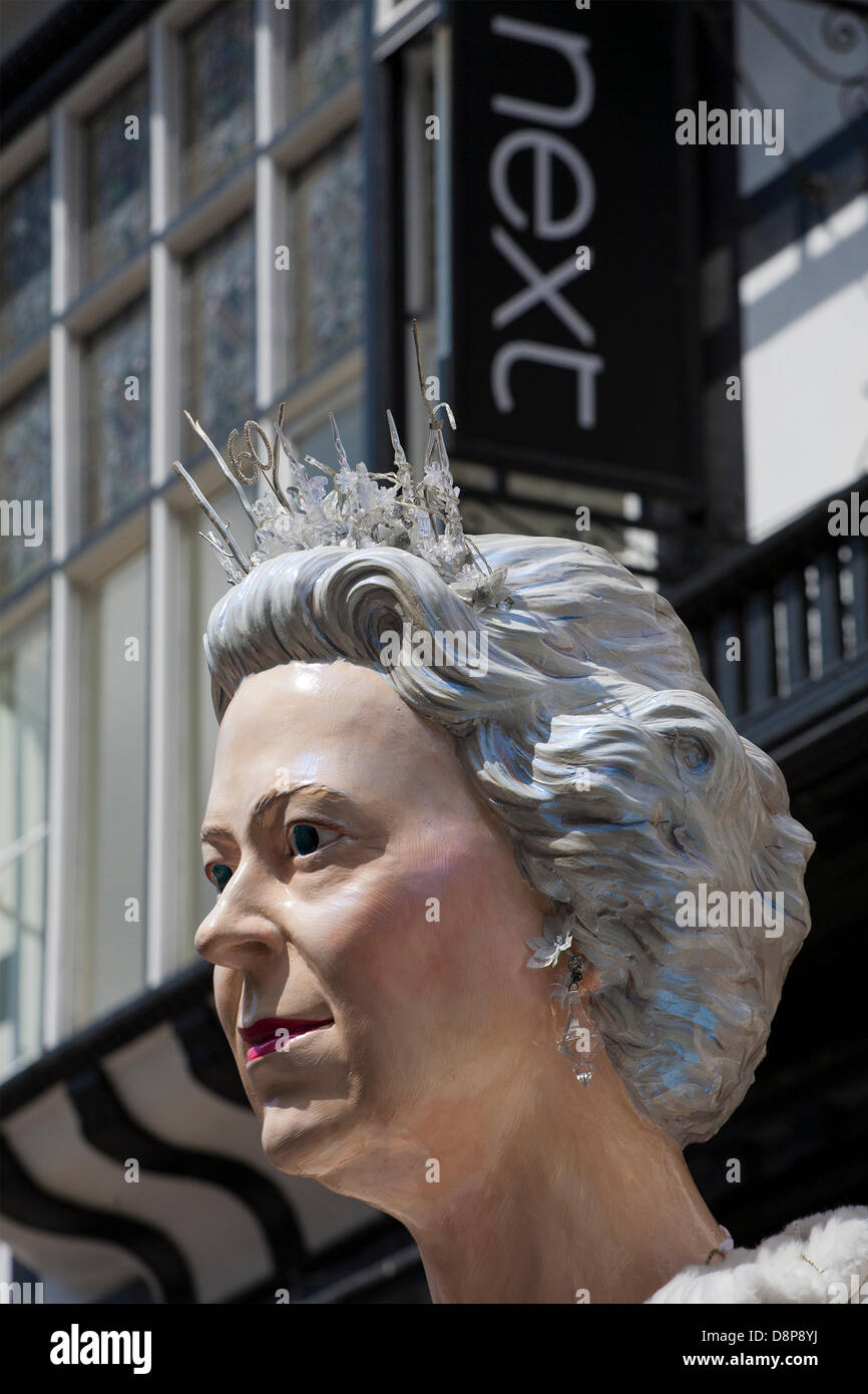Chester, Regno Unito. 2 Giugno 2013. Segno successivo e la Regina Elisabetta II presso il Chester Festival Gigante, celebrando Elizabeth II per il Giubileo incoronazione.Il tema di quest anno è bug! Mettendo in evidenza la situazione di umile Bumble Bee. Credito: Cernan Elias/Alamy Live News Foto Stock