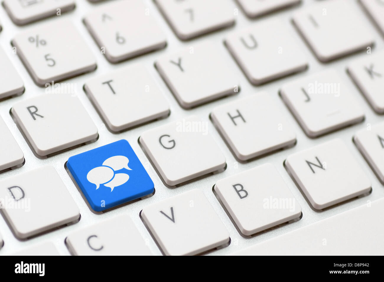 Social Media pulsante su una tastiera con il discorso di bolle. Foto Stock
