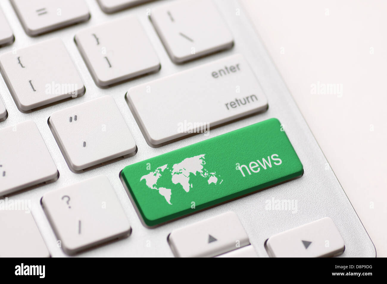 Una news pulsante sul notebook tastiera bianca Foto Stock