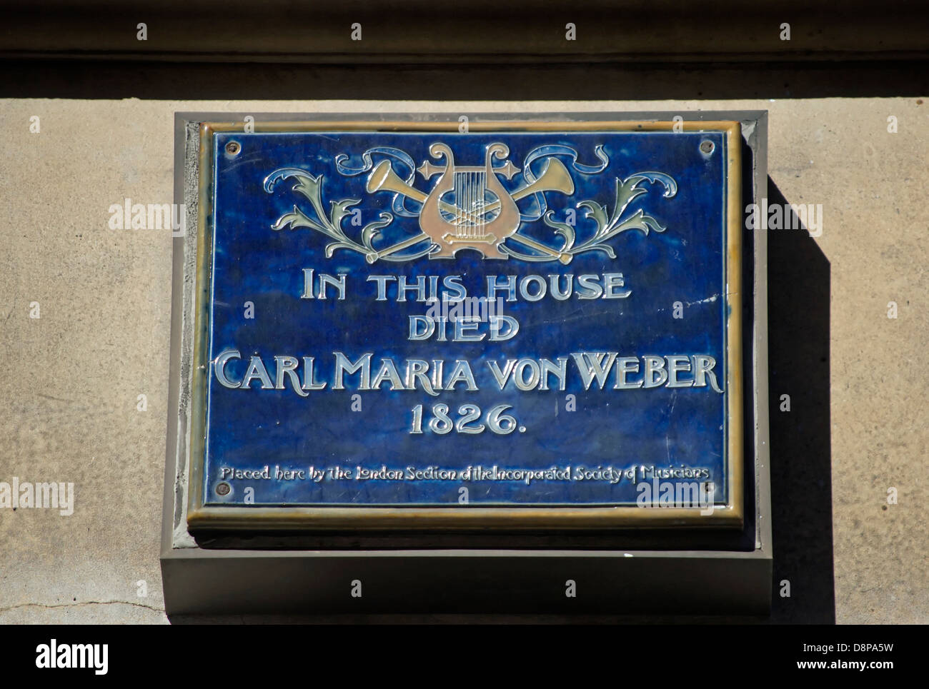 Targa blu segna il sito di morte del compositore e musicista Carl Maria von Weber, Fitzrovia, Londra, Inghilterra Foto Stock