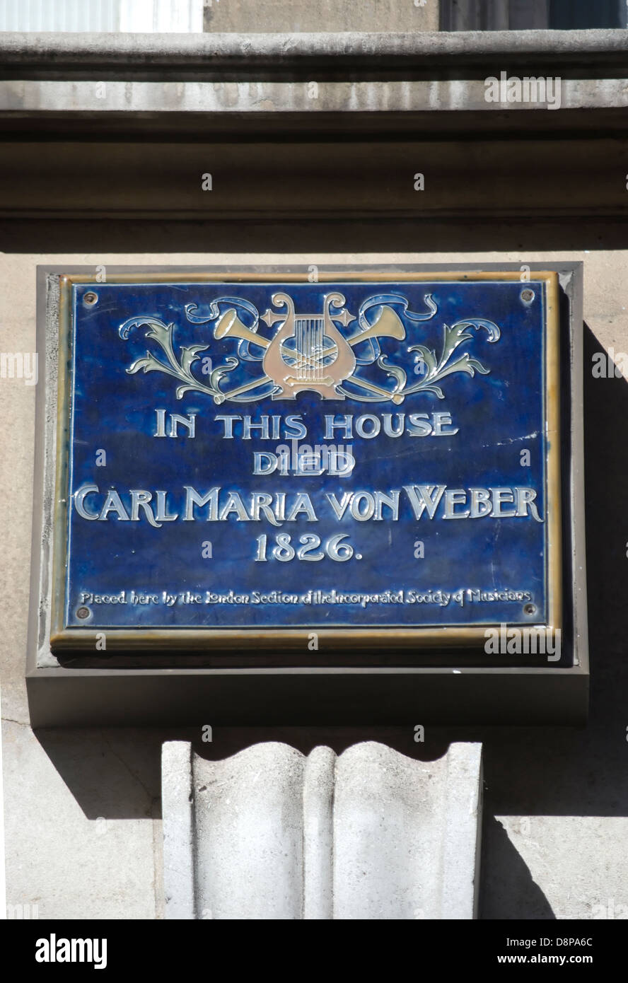 Targa blu segna il sito di morte del compositore e musicista Carl Maria von Weber, Fitzrovia, Londra, Inghilterra Foto Stock