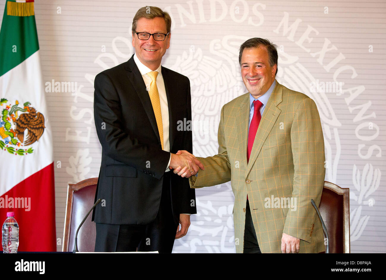 Il Ministro tedesco degli Affari esteri Guido Westerwelle (L) incontra il suo collega messicano Jose Antonio Meade Kuribrena a Città del Messico, 01 giugno 2013. Westerwelle è su un sei-Giorno lungo viaggio in Canada, Messico e Stati Uniti Foto: Tim Brakemeier Foto Stock