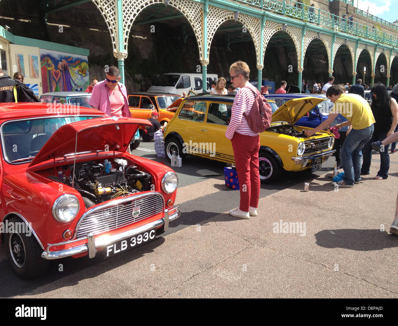 Brighton Regno Unito. 2 Giugno 2013. Centinaia di Mini automobili vecchie e nuove, arrivano sul lungomare di Brighton. L'impostazione off da Crystal Palace Park, Londra, 2100 minis, vecchi e nuovi, guidare lungo la A23 prima dell'assemblaggio al fine di Madeira Park lungomare, Brighton, come parte dell'annuale Londra a Brighton Mini run. Credito: Graham Hush/Alamy Live News Foto Stock