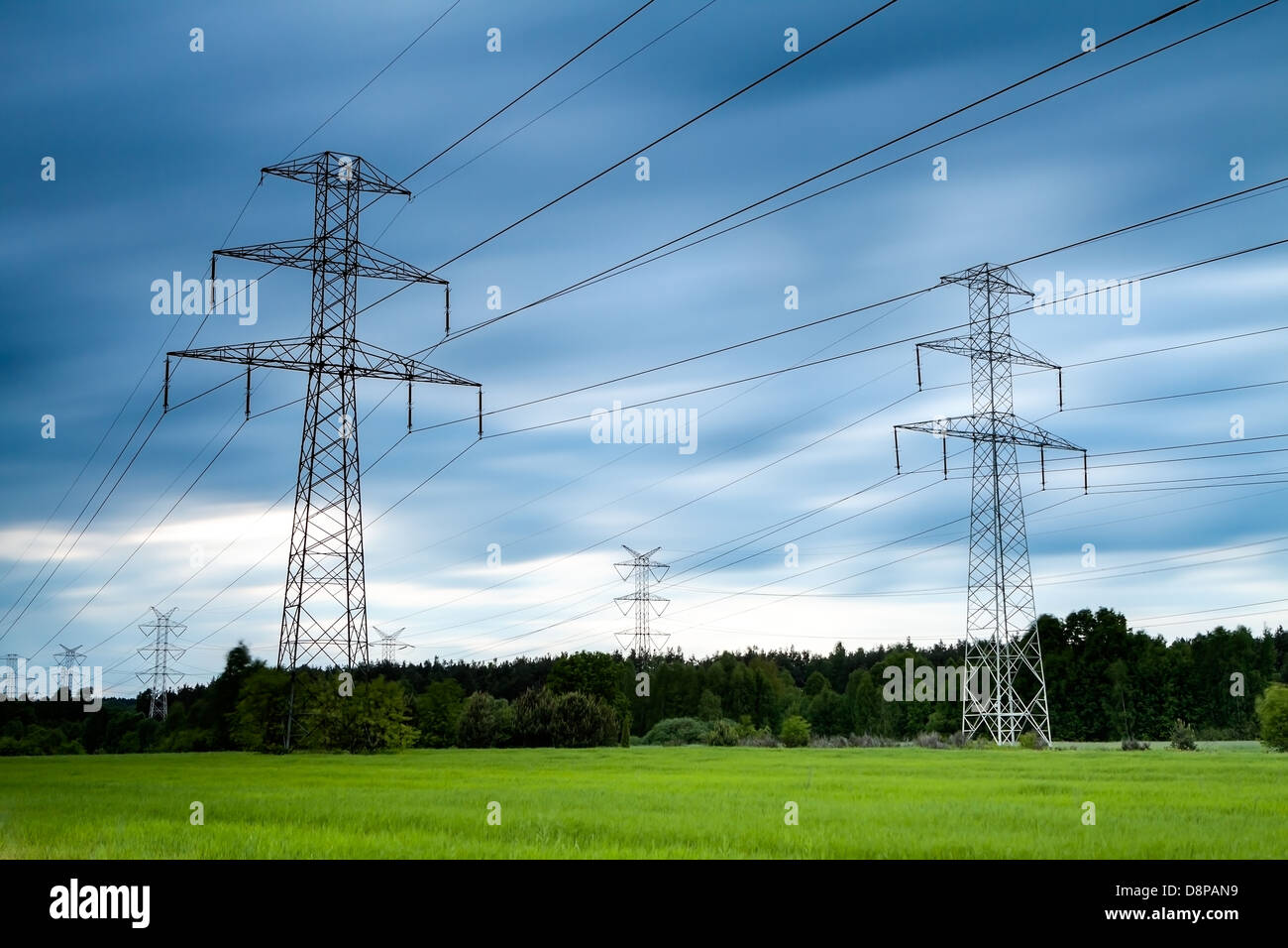 Tensione alta post. Alta torre di tensione sullo sfondo del cielo. Foto Stock