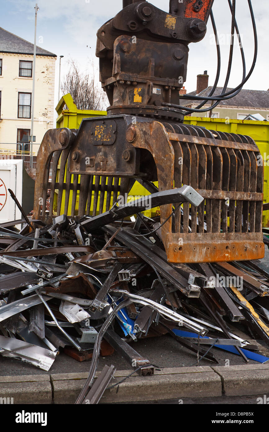 Rottami metallici Rifiuti di ferro e di alluminio per il riciclaggio in corrispondenza di un sito di demolizione Foto Stock