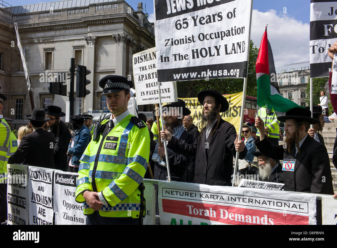 Londra, Regno Unito. 2 Giugno, 2013. Neturei Karta, Ultra ebrei ortodossi, dimostrare al fianco di quella islamica delle commissioni per i Diritti Umani contro Israele presso il vicino a Israele 65 festeggia i 65 anni della fondazione dello Stato di Israele nel 1948 a Trafalgar Square a Londra. Credito: Rena perla/Alamy Live News Foto Stock