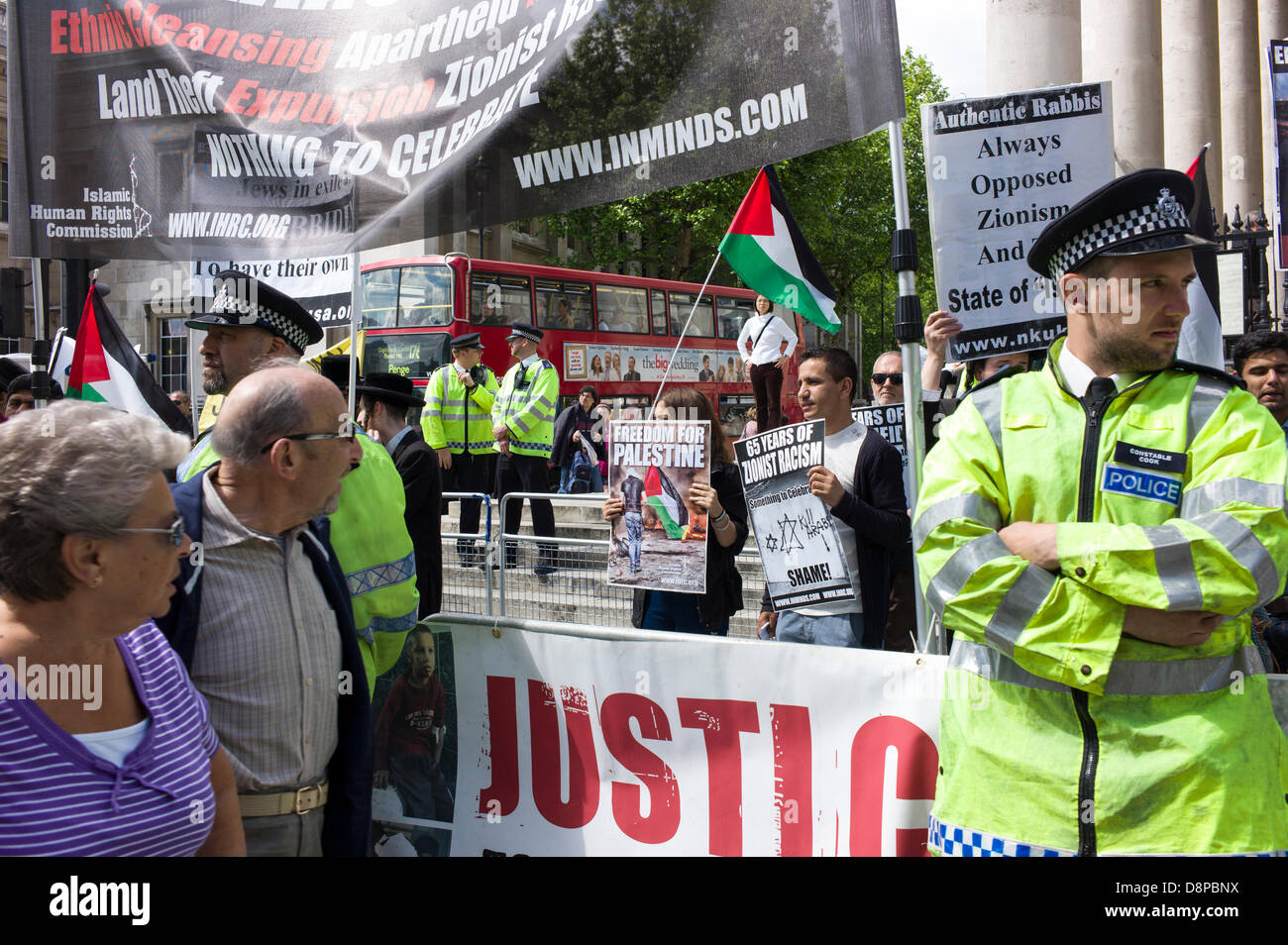 Londra, Regno Unito. 2 Giugno, 2013. Neturei Karta, Ultra ebrei ortodossi, dimostrare al fianco di quella islamica delle commissioni per i Diritti Umani contro Israele presso il vicino a Israele 65 festeggia i 65 anni della fondazione dello Stato di Israele nel 1948 a Trafalgar Square a Londra. Credito: Rena perla/Alamy Live News Foto Stock