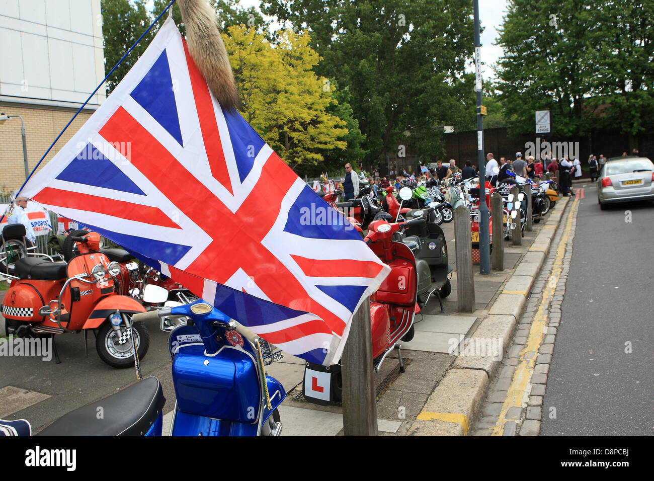 Domenica 2 giugno 2013 centinaia di proprietari di scooter omaggio al soldato assassinato il batterista Lee Rigsby. Un importo stimato in oltre 300 piloti provenienti da club da Est e Sud Inghilterra uniti insieme per pagare i loro punti di vista. Foto Stock