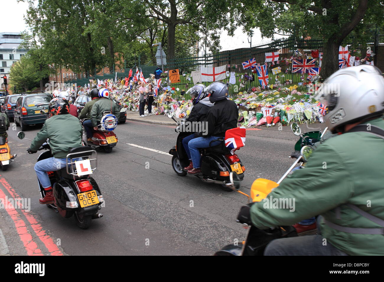 Domenica 2 giugno 2013 centinaia di proprietari di scooter omaggio al soldato assassinato il batterista Lee Rigsby. Un importo stimato in oltre 300 piloti provenienti da club da Est e Sud Inghilterra uniti insieme per pagare i loro punti di vista. Foto Stock