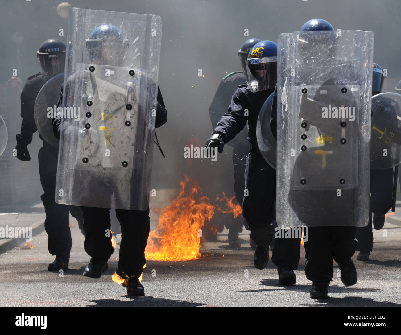 Hampshire, Inghilterra, Giugno 2013. La polizia di formazione si impegnano contro le bombe a benzina. Fuoco e schegge di vetro. Foto Stock