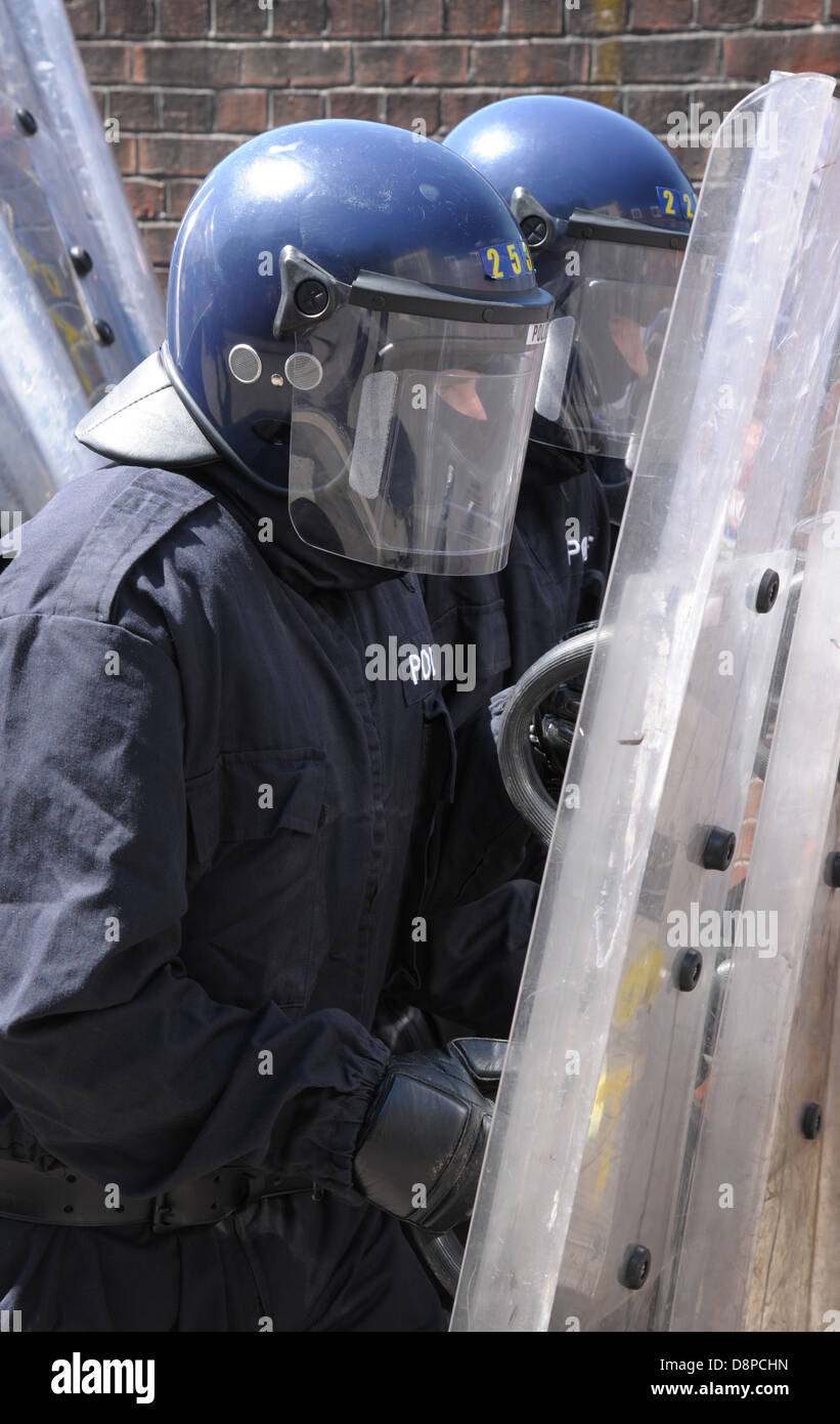 Hampshire, Inghilterra, Giugno 2013. La polizia di formazione si impegnano contro le bombe a benzina. Fuoco e schegge di vetro. Foto Stock