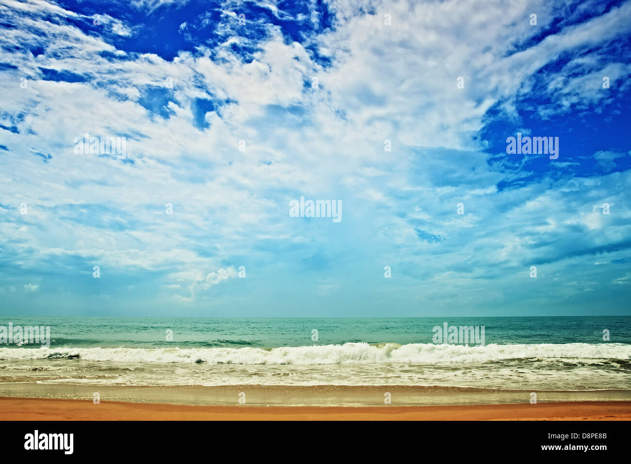 Spiaggia di sabbia, oceano e cielo nuvoloso. hdr Foto Stock