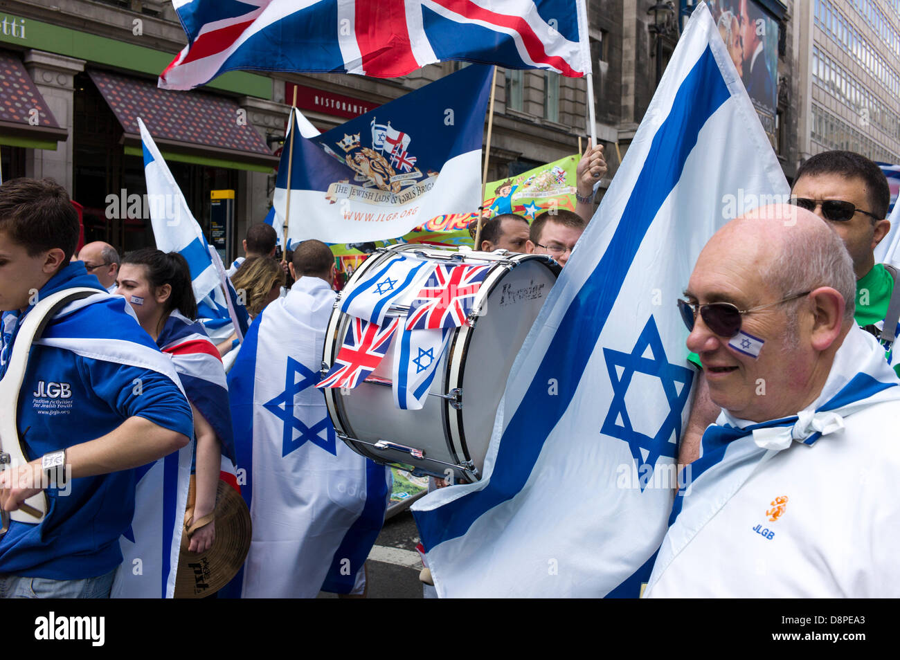 Londra, Regno Unito. 2 Giugno, 2013. Più vicino a Israele 65 sfilata verso il basso Haymarket London, ebraica ragazzi e ragazze Bragade Credito: Rena perla/Alamy Live News Foto Stock