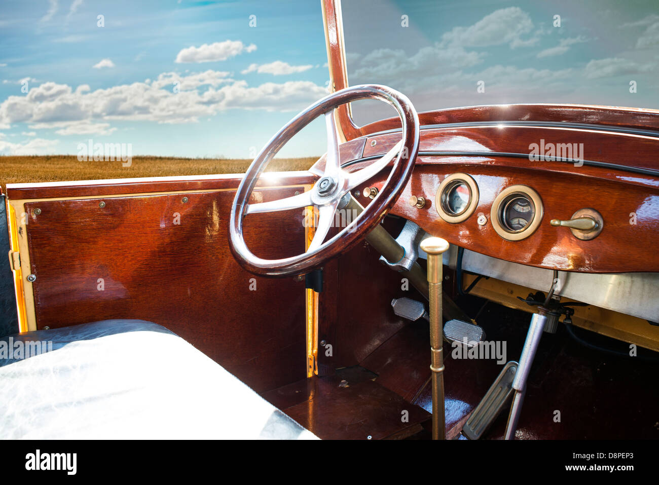 Vecchio vintage retrò per interni auto. Cielo blu Foto Stock