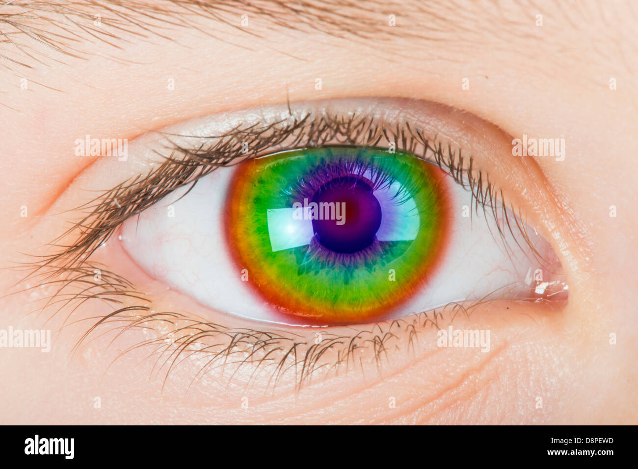 Occhio umano e lo spettro di luce di colori. Close up studio shot Foto Stock