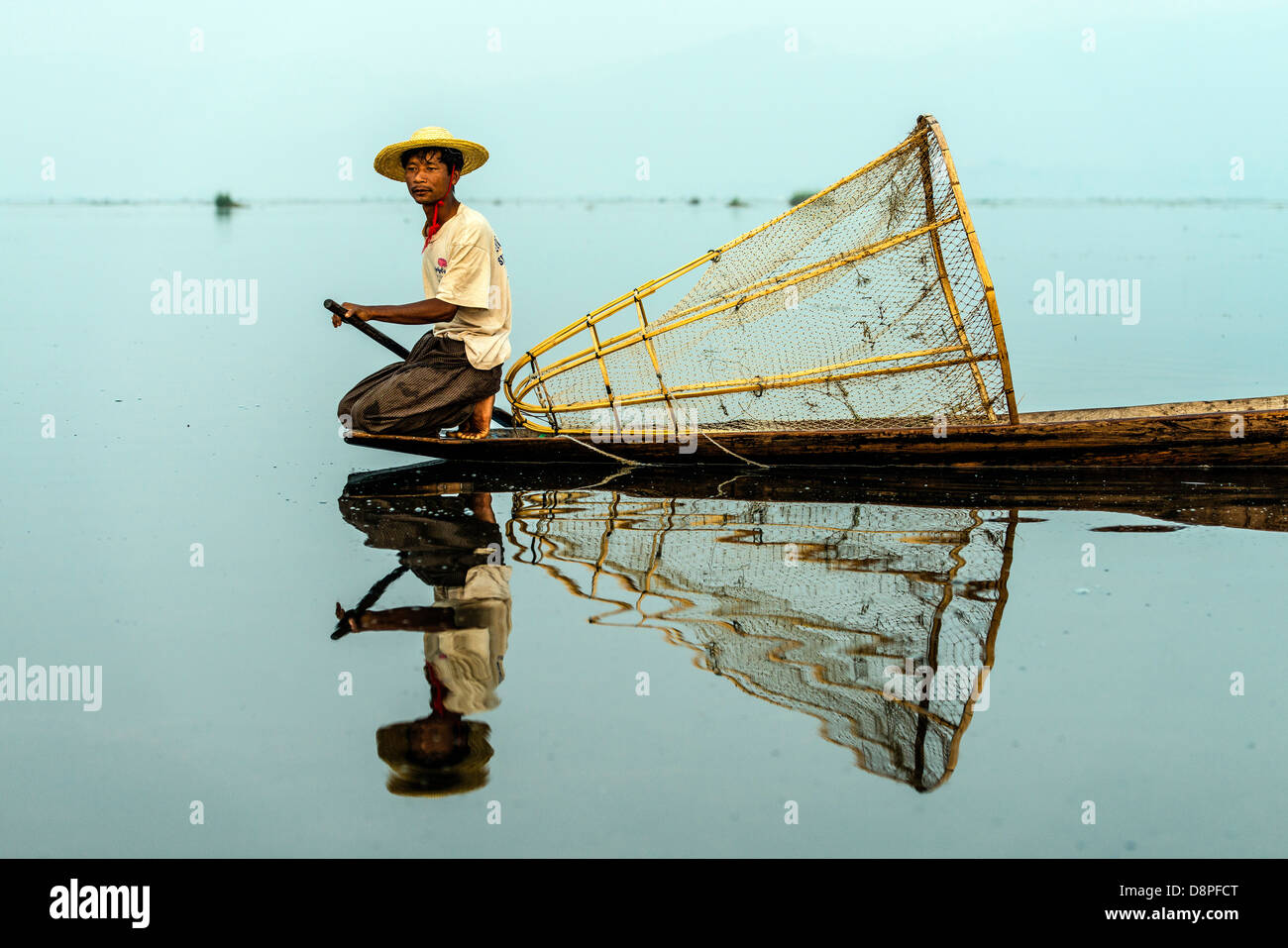 Fisherman la pesca con la rete a Lago Inle Nyaungshwe MYANMAR Birmania Foto Stock