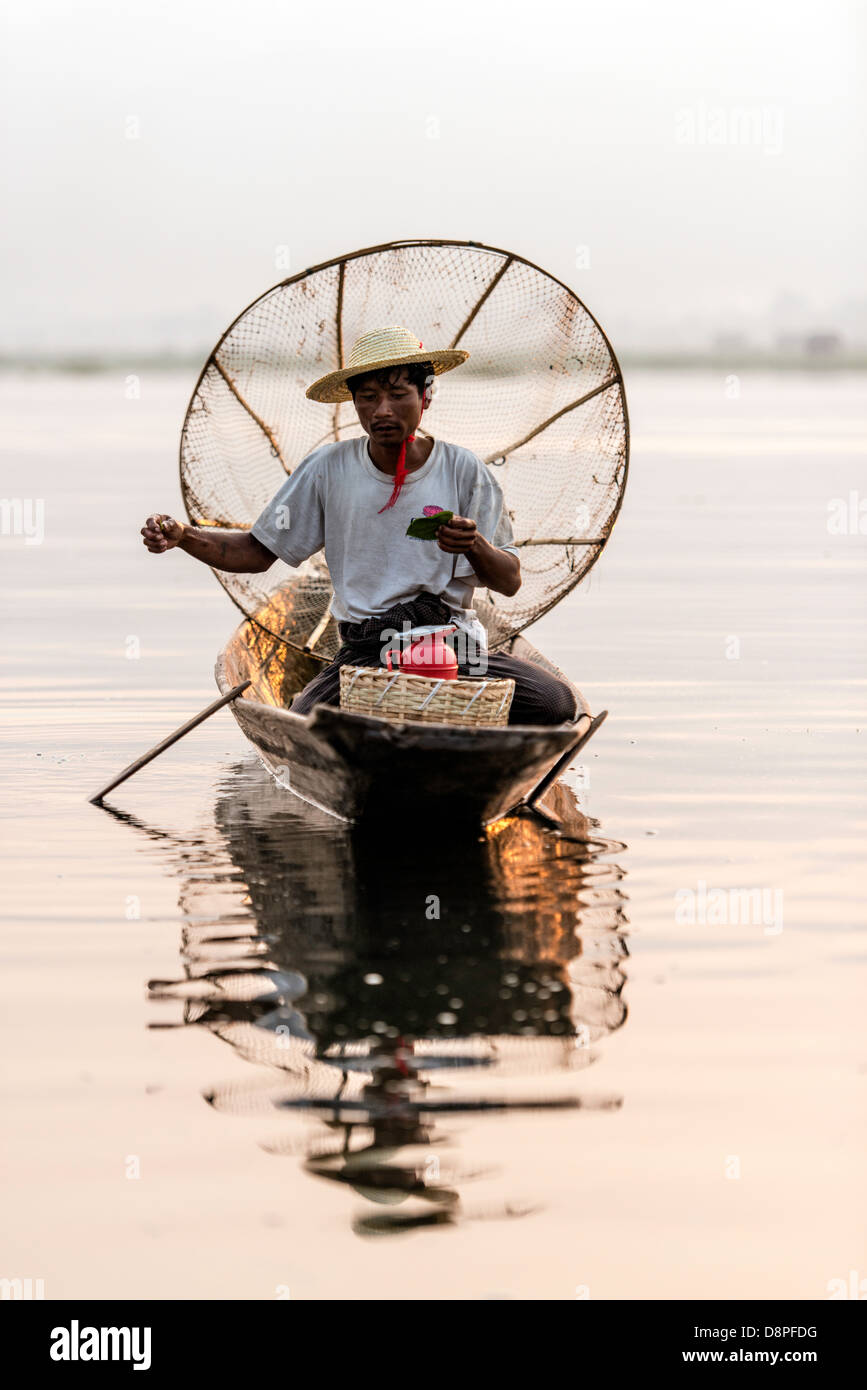 Pescatore pesca in Lago Inle Nyaungshwe MYANMAR Birmania Foto Stock