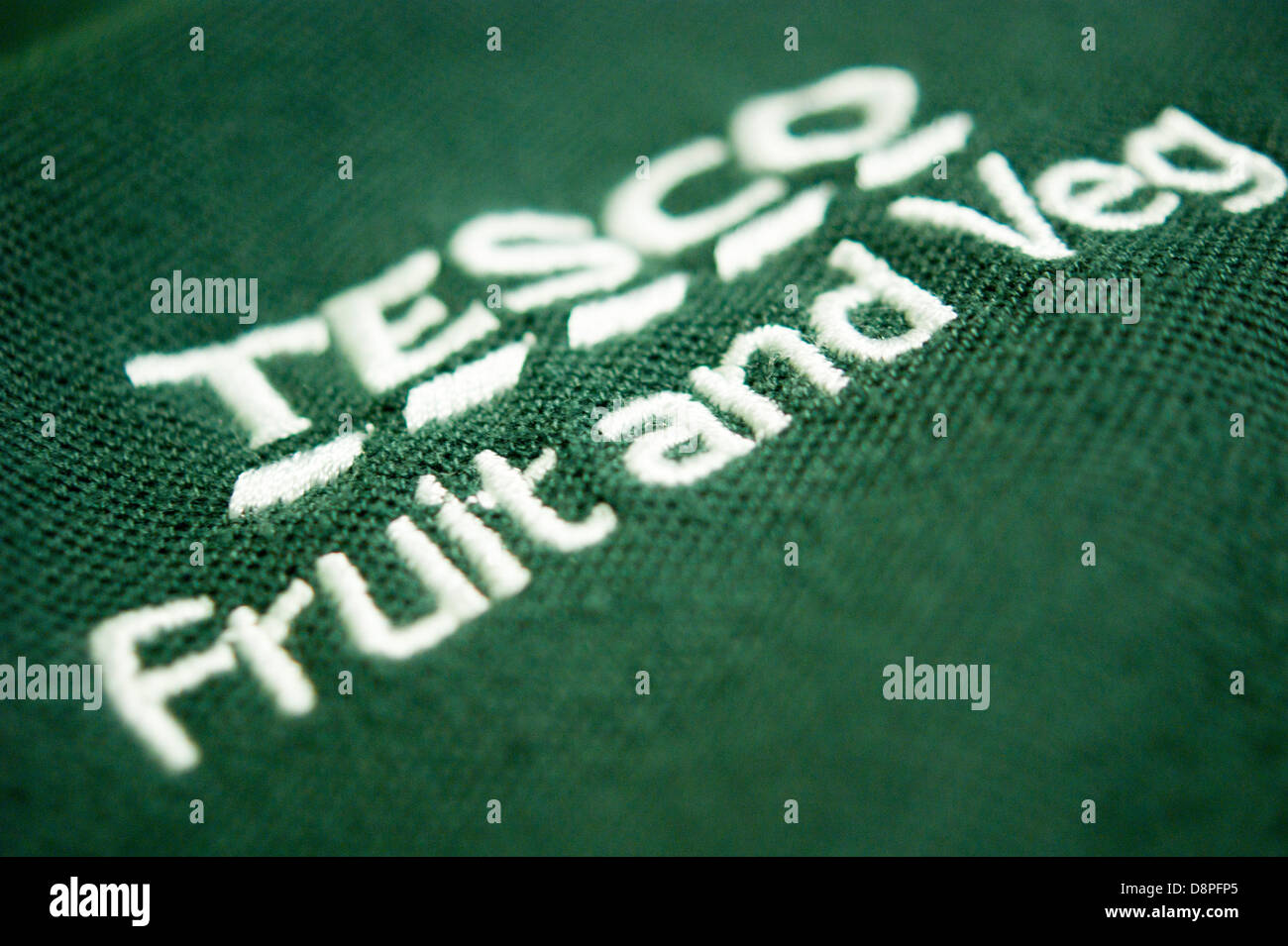 Tesco verde " Frutta e verdura' uniforme del personale Foto Stock