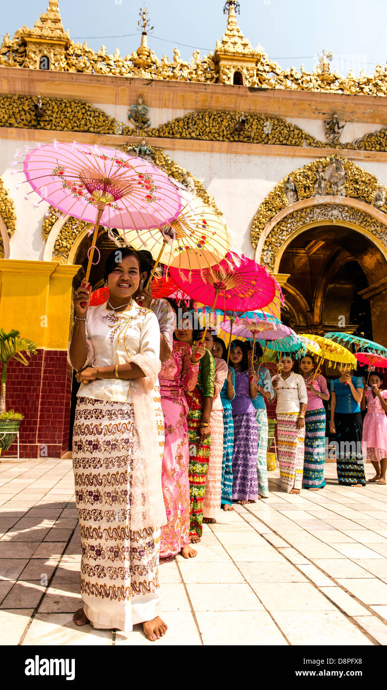 Tradizionale birmana cerimonia al tempio buddista del Myanmar Foto Stock