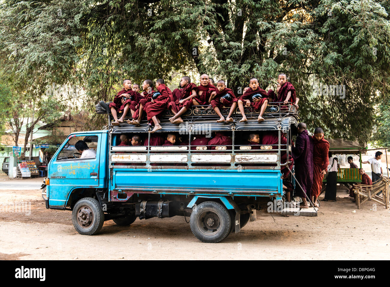 I monaci buddisti autobus vicino a Bagan Birmania Myanmar Foto Stock