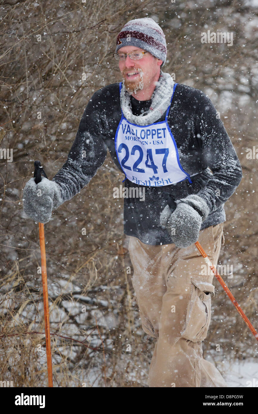 Un concorrente sci in Mora Vasaloppet durante una tempesta di neve nel febbraio 10, 2013 vicino a Mora, Minnesota. Foto Stock