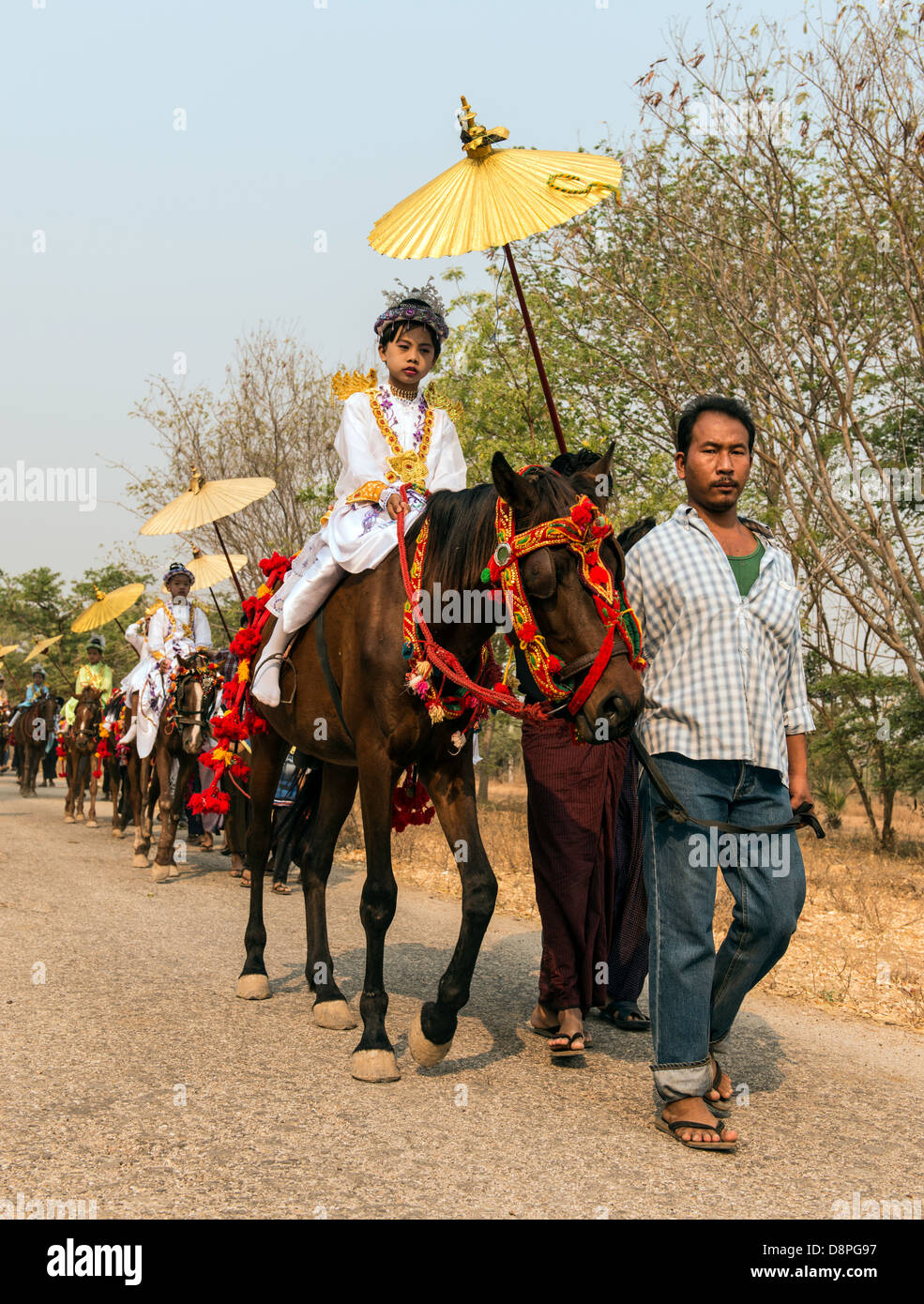 Monaco buddista cerimonia di iniziazione in un villaggio vicino a Bagan Birmania Myanmar Foto Stock